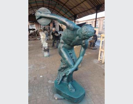  human size Iron Casting Statu hold frisbee,